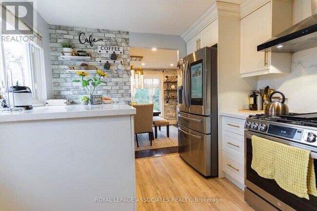 Building Photo - 692 Down Crescent