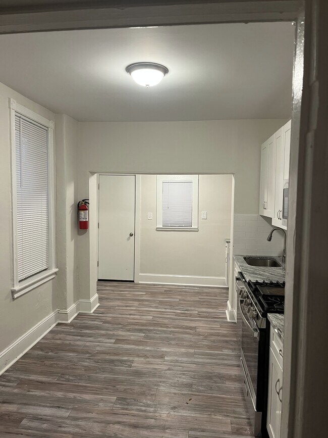 Foto del edificio - 644 W Russell St