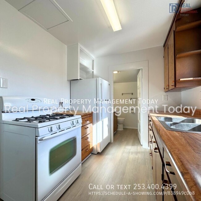 Building Photo - 330 1/2 4th St SE-