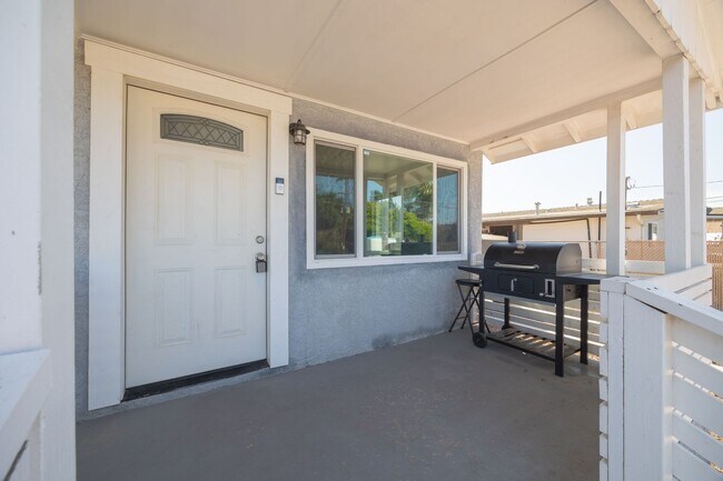 Foto del edificio - Spacious 3-Bedroom Upgraded Attached Home ...