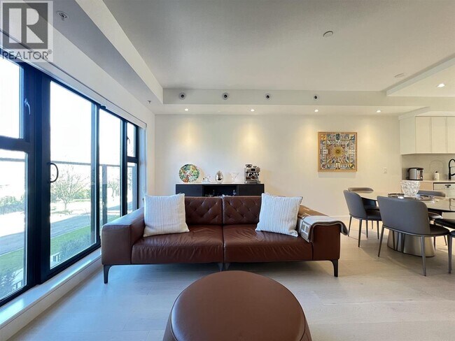 Photo du bâtiment - 530 W 28th Ave
