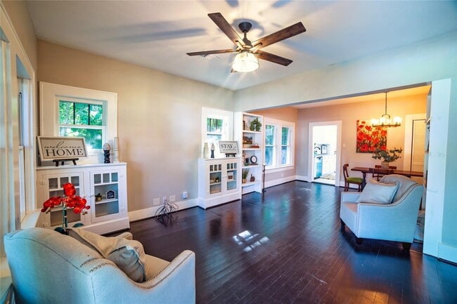 Foto del edificio - 420 N Live Oak St