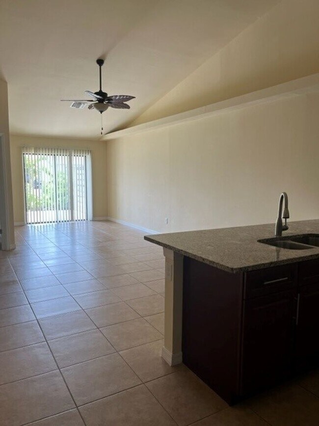 Building Photo - Beautiful Duplex Available Immediately