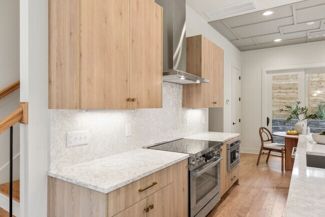 Building Photo - Stunning Salemtown Townhome