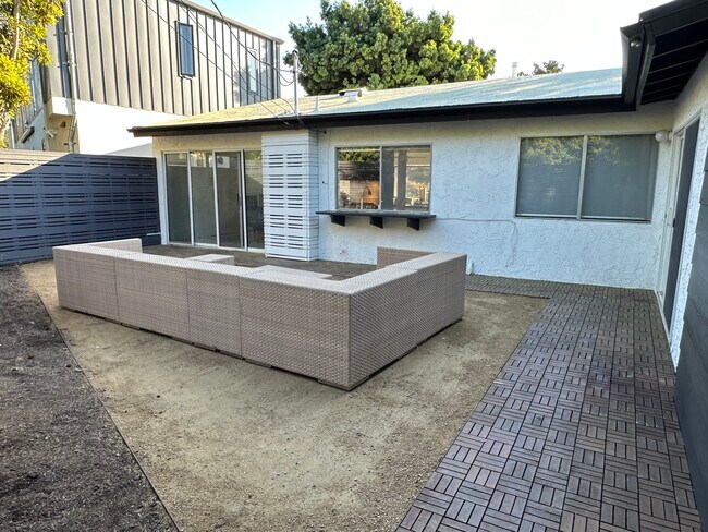 El amplio patio trasero ofrece espacio suficiente para relajarse. - 5214 Dawes Ave