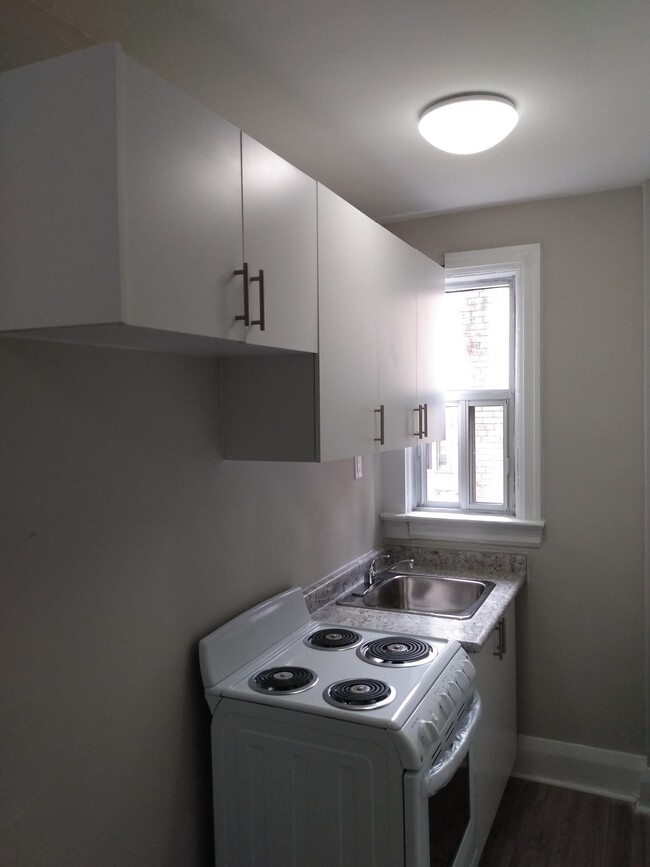 Photo du bâtiment - Spacious Bachelor Unit in downtown Toronto!