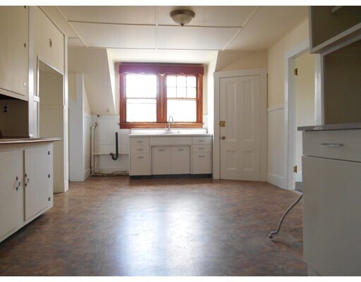 Building Photo - 13 Linden St