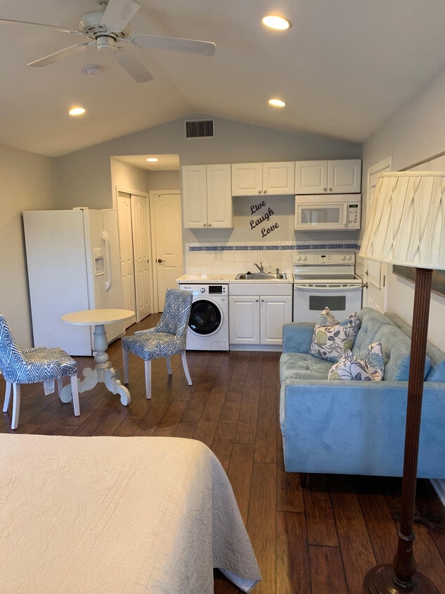 Building Photo - Day Lily Duplex