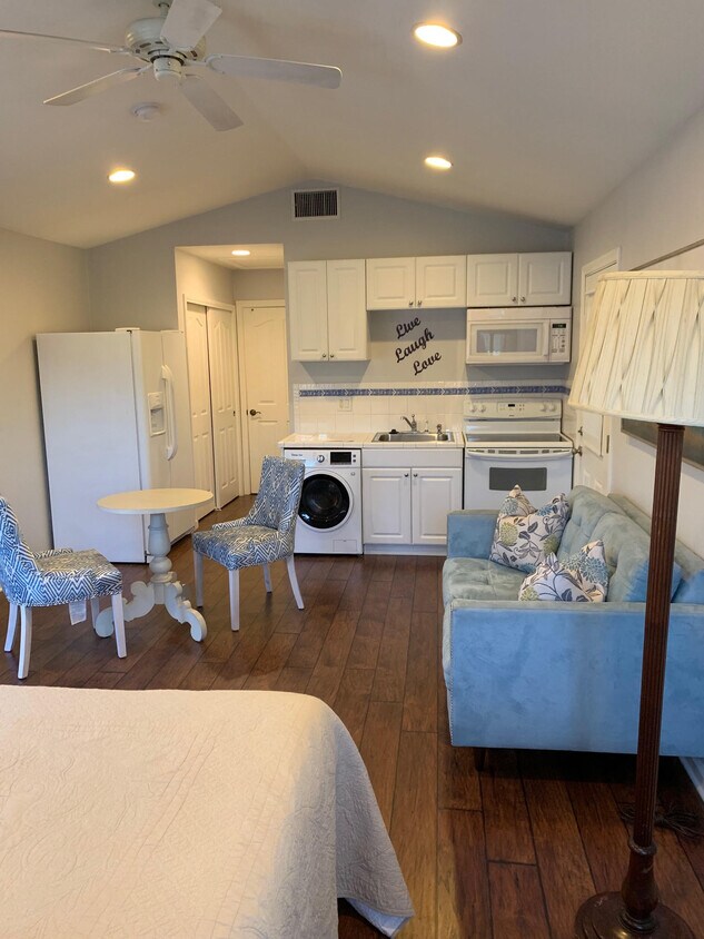 Foto del edificio - Day Lily Duplex