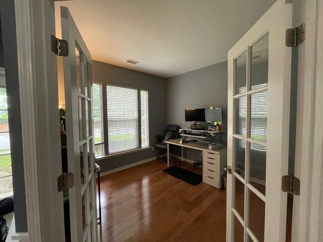 Foto del edificio - 9709 Glenburn Ln