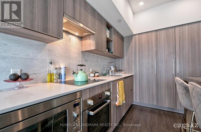 Building Photo - 19 Bathurst St