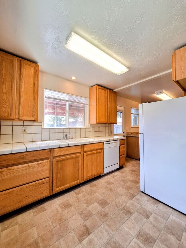 Foto del edificio - Country Style 3bd Home With Detached Garage