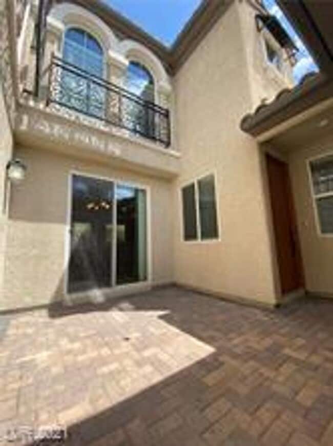 Building Photo - Lovely home with bedroom downstairs.