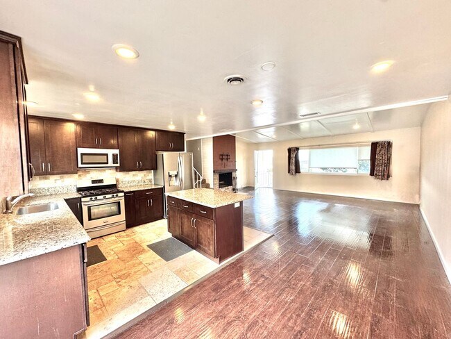 Foto del edificio - Huge Oak Park Home! 4bd/2.5ba house with incredible yard w/ VIEWS + spa, A/C, garage, W/D!