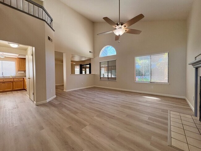 Foto del edificio - Beautiful 3 bedroom 2.5 bathroom in Antelope!