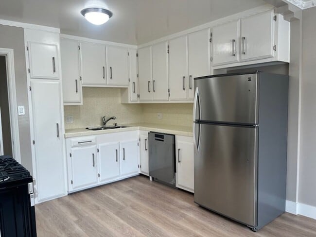 Building Photo - Classic Two Bedroom One Bathroom San Franc...