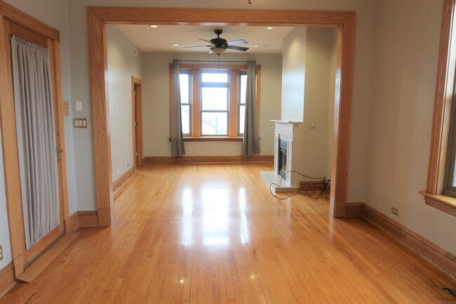 Building Photo - 2526 N California Ave