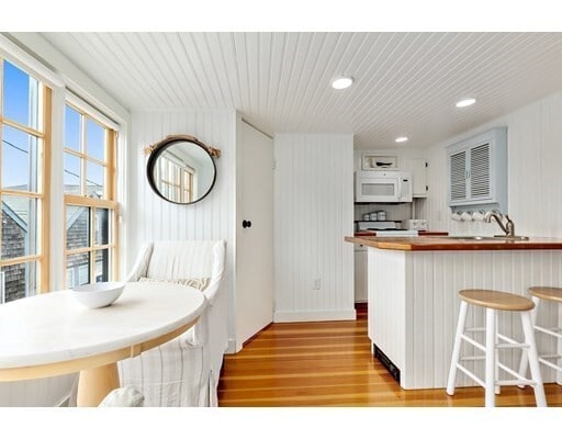 Building Photo - 38 Bearskin Neck