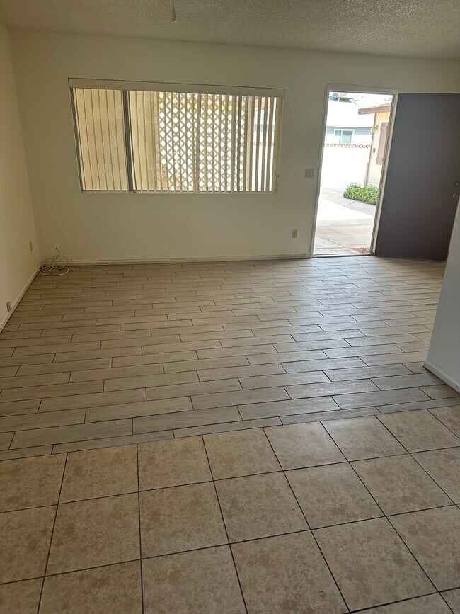 Azulejos de porcelana nuevos para la sala de estar - 862 Del Rey Dr
