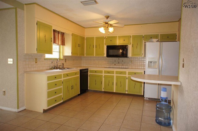 Building Photo - 4620 Summit Dr