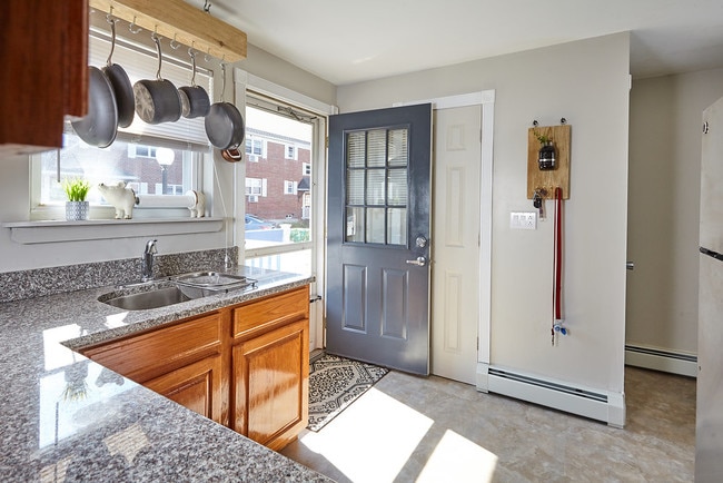 Photo - 147 Salmon Brook Dr (Glastonbury, CT) Apartment