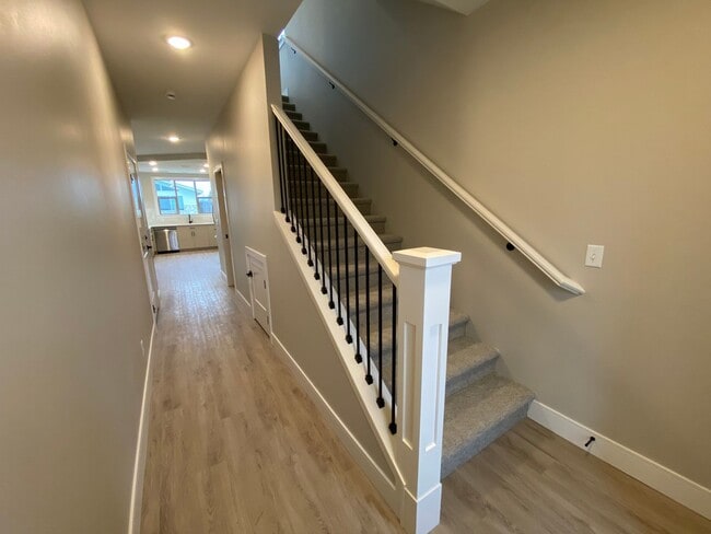 Building Photo - Townhouse with 3 bedrooms / 2 bathrooms in...