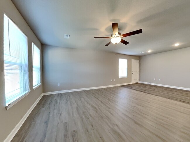 Building Photo - 206 SW Sunflower St