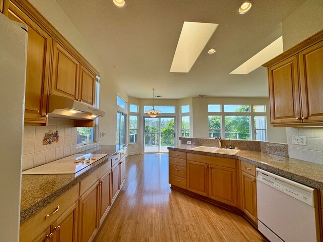 Foto del edificio - Custom Home With Gorgeous Views Available ...
