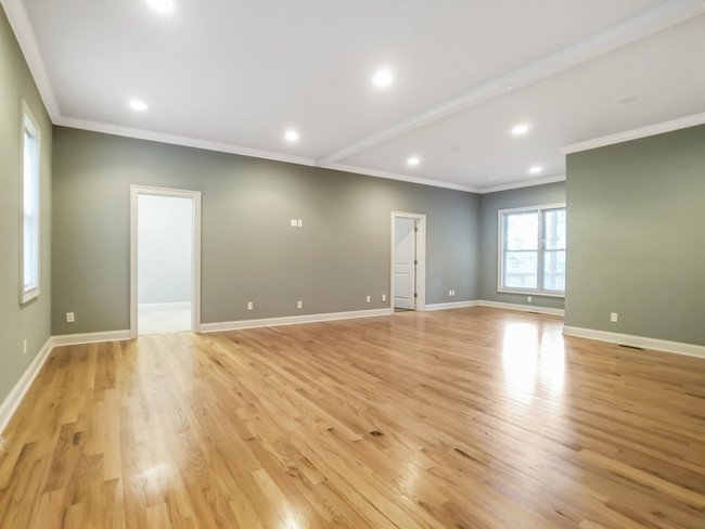Building Photo - Beautiful home in Valley View with 4BR/4.5BA