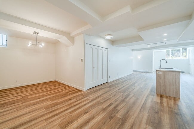 Building Photo - 7081 R. Saint-Denis