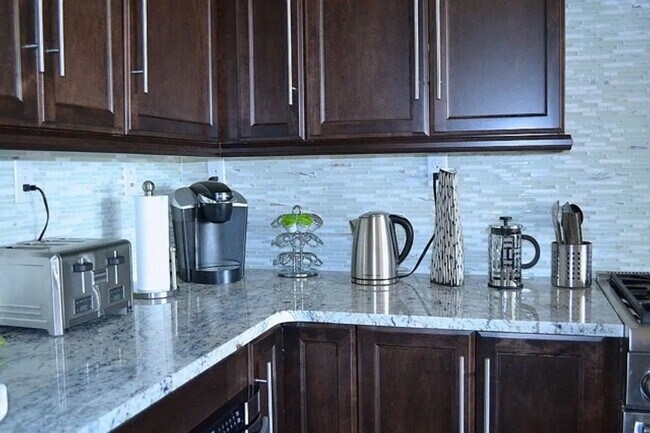 Building Photo - Modern, bright and spacious townhome for rent