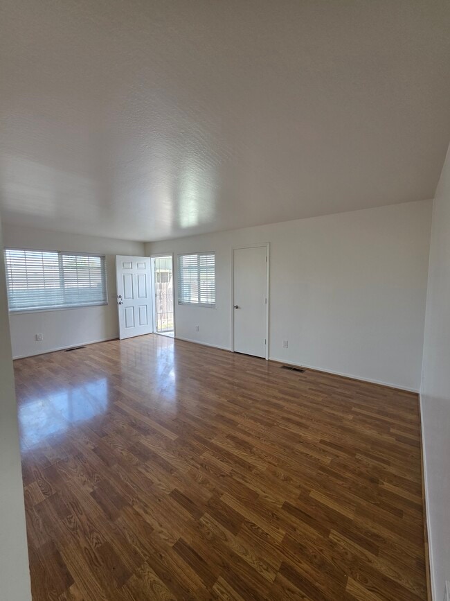 Very open with great natural light living room - 325 N Lincoln Ave