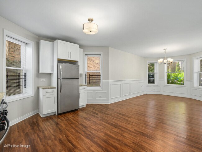 Foto del edificio - 2441 N Harding Ave