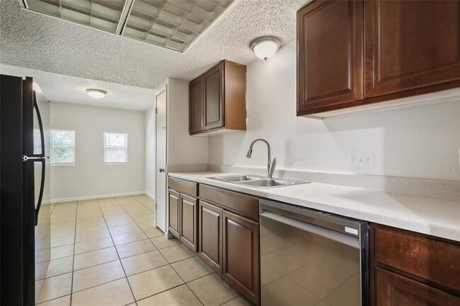 Building Photo - 1800 Cameo Dr