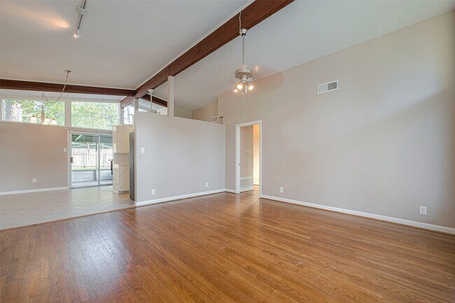 Foto del edificio - 5222 Nina Lee Ln