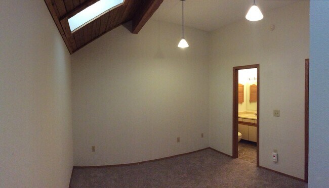Building Photo - Beautiful Tri-Level Townhome in Goldrun!