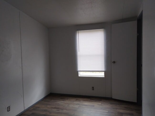 Building Photo - 209 S Avenue