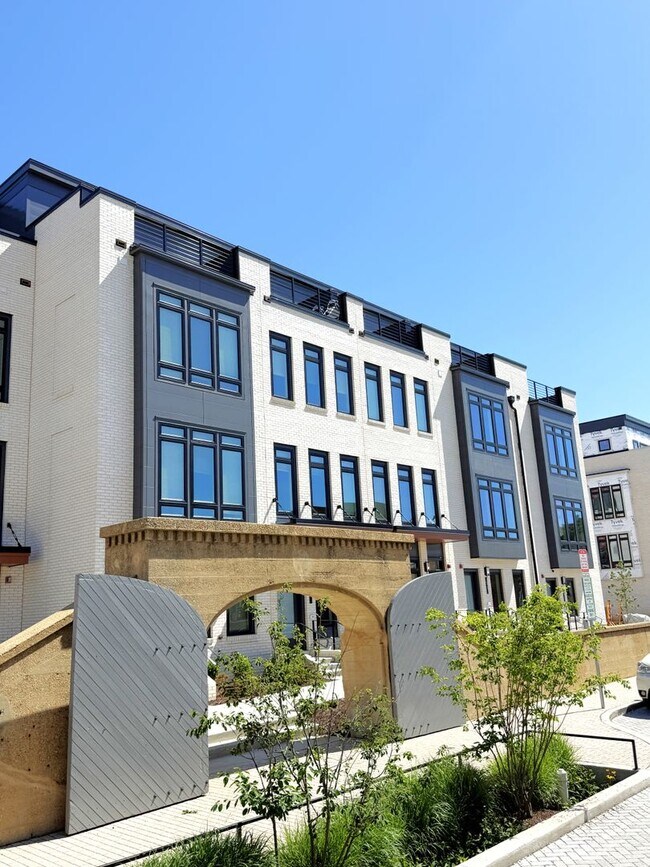 Building Photo - Rare chance to rent brand new, 4 Bed/4.5 Bath luxury home in new Reservoir District