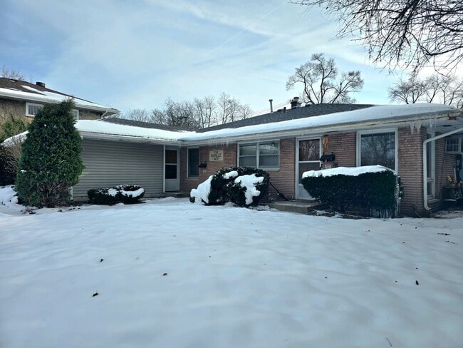 Building Photo - 1609 Lincolnway W