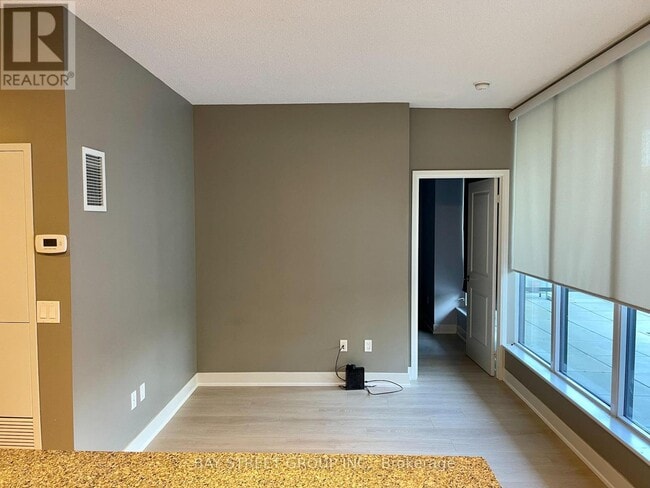 Photo du bâtiment - 88 Sheppard Ave E