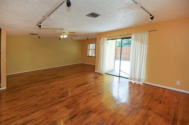 Building Photo - 5170 Tennis Ln