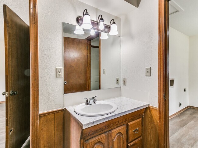Foto del edificio - 825 E 10th St