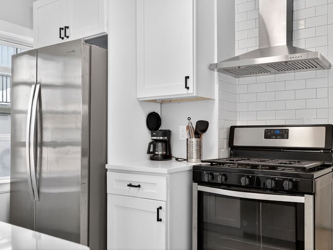 Building Photo - 256 Main St