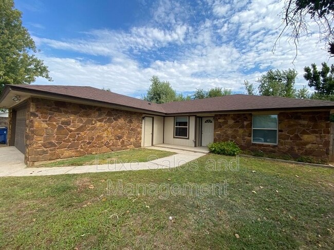 Photo - 910 Oak Hill Rd House