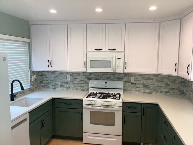 Foto del edificio - Updated 2 bedroom, 2 1/2 bathroom townhouse in downtown Sebastopol