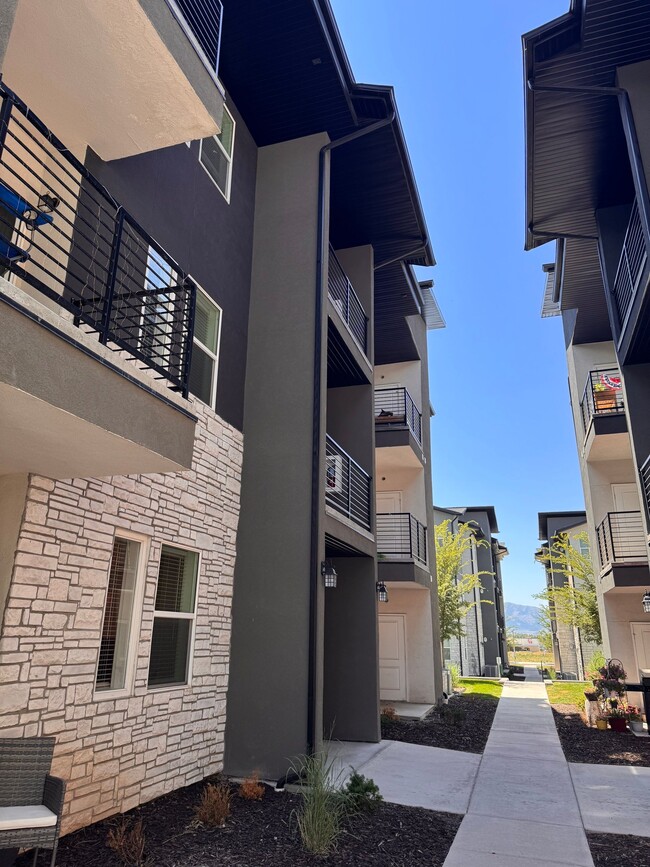 Building Photo - 461 W 40 S