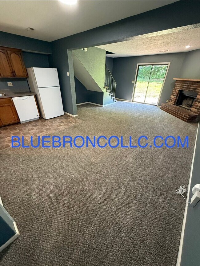 Foto del edificio - This one will go fast, marvelous 3 bedroom for great price in Lee's Summit