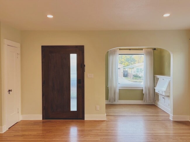 Building Photo - 559 W 39th St