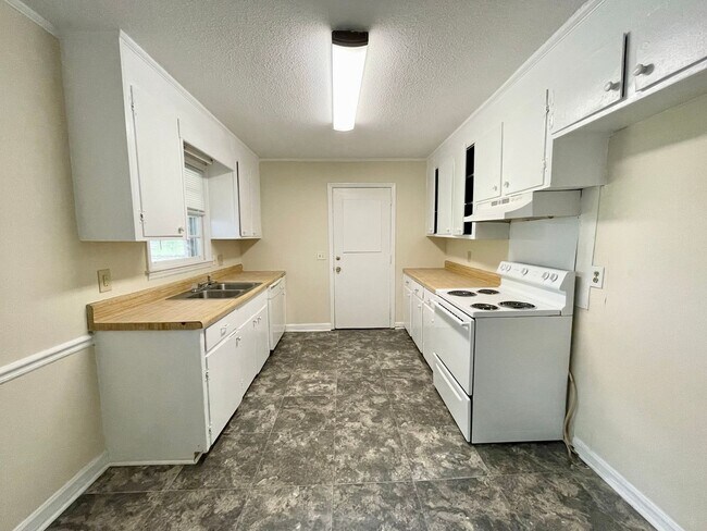 Foto del edificio - 3824 Lee Hills Dr
