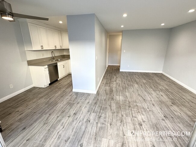 Building Photo - Updated 1Bedroom 1Bathroom With Massive Pa...